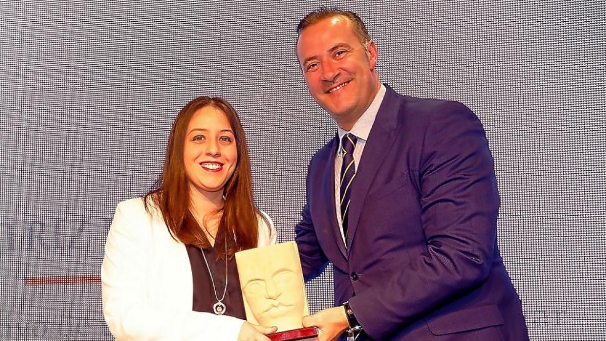 José Ángel Torres, director de zona de Bankia, entrega el premio a Beatriz Ramis.-J. M. LOSTAU