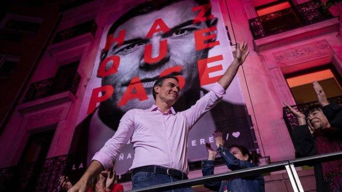 Pedro Sánchez, en la sede del PSOE tras conocerse los resultados electorales.-BERNAT ARMANGUÉ (AP)