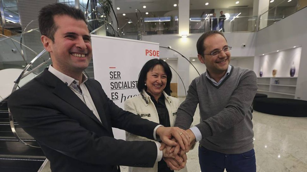 (izda a dcha) El secretario general del PSOE de Castilla y León, Luis Tudanca, la candidata de esta formación a la alcaldía de Ponferrada, Ángela Marqués y el secretario de Organización federal, César Luena-Efe