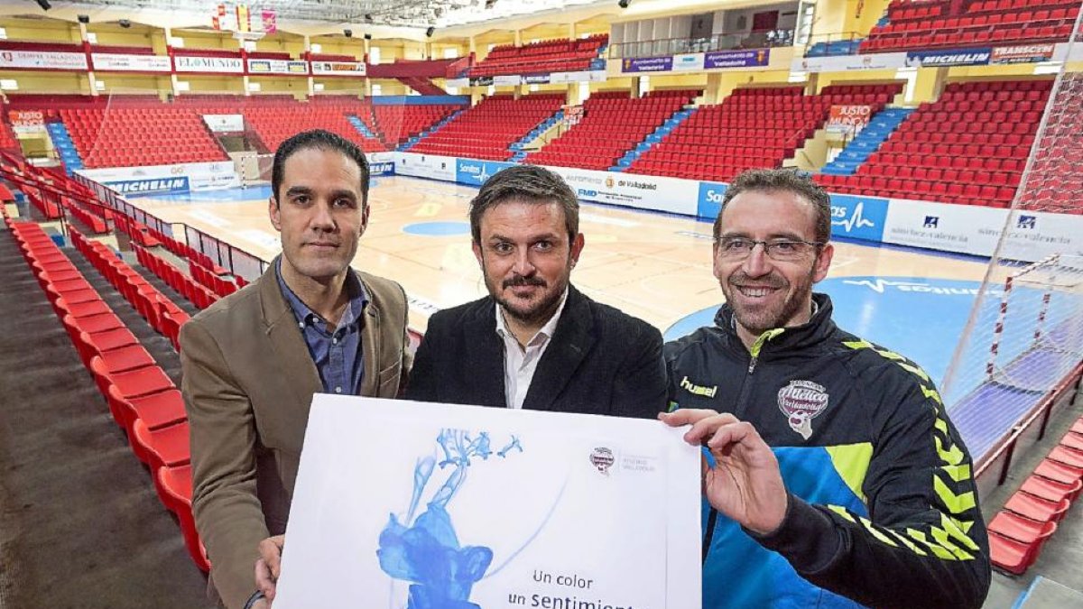 El presidente Mario Arranz junto al directivo Enrique López y el capitán Feranndo Hernández.-M. Á. Santos