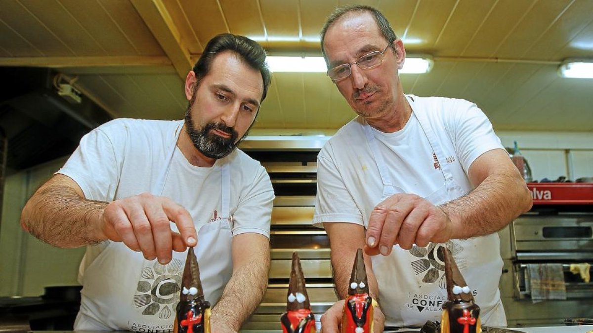 Los hermanos Mesonero preparan el postre del ‘Penitente’.-J. M. LOSTAU