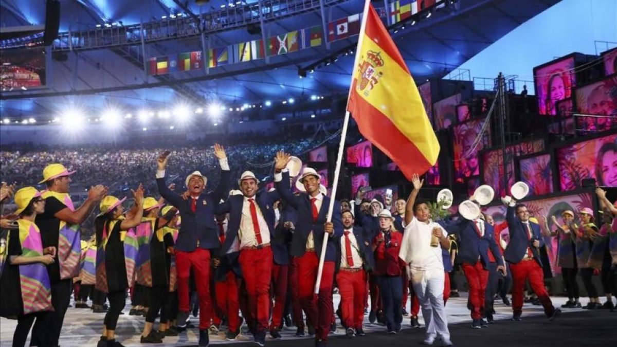 El tenista español Rafa Nadal encabezando la delegación española en la ceremonia inaugural de los JJOO de Río 2016.-REUTERS