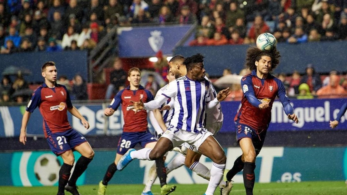El central blanquivioleta Salisu observa a su colega de posición Aridane controlar el balón.-PHOTO-DEPORTE