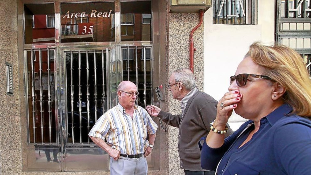 Vecinos del portal 35 de Arca Real comentan ayer por la mañana con asombro la detención del yihadista.-J.M.LOSTAU