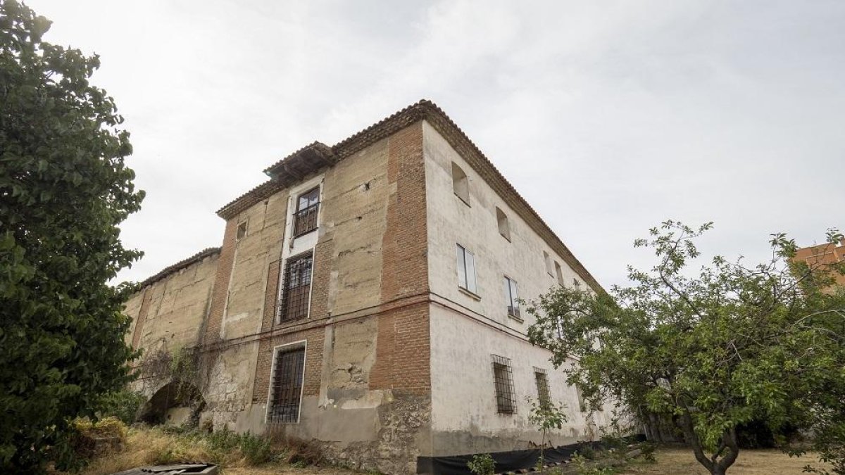 La tela asfáltica protege de las humedades el pabellón de las antiguas celdas dormitorio de las monjas.-M.A.SANTOS (PHOTOGENIC)