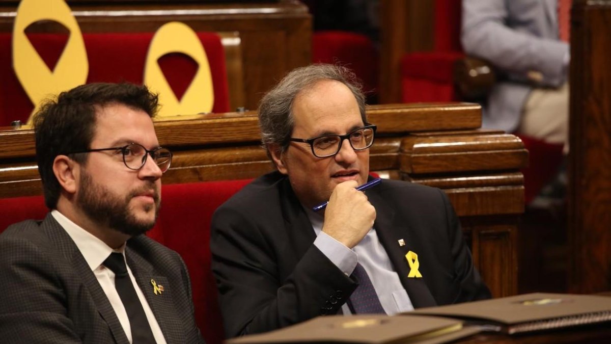 Quim Torra y Pere Aragonès en el pleno del Parlament.-JOAN CORTADELLAS