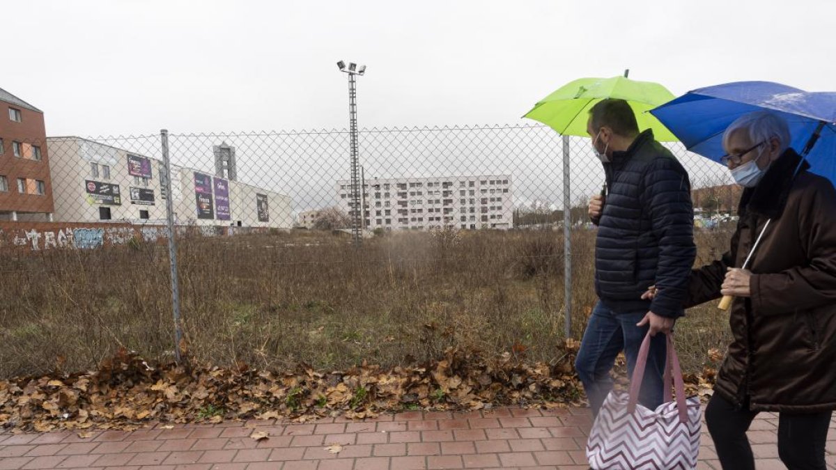 Parcela de la calle Dulzaina donde se construirá el centro de acogida a refugiados. PHOTOGENIC