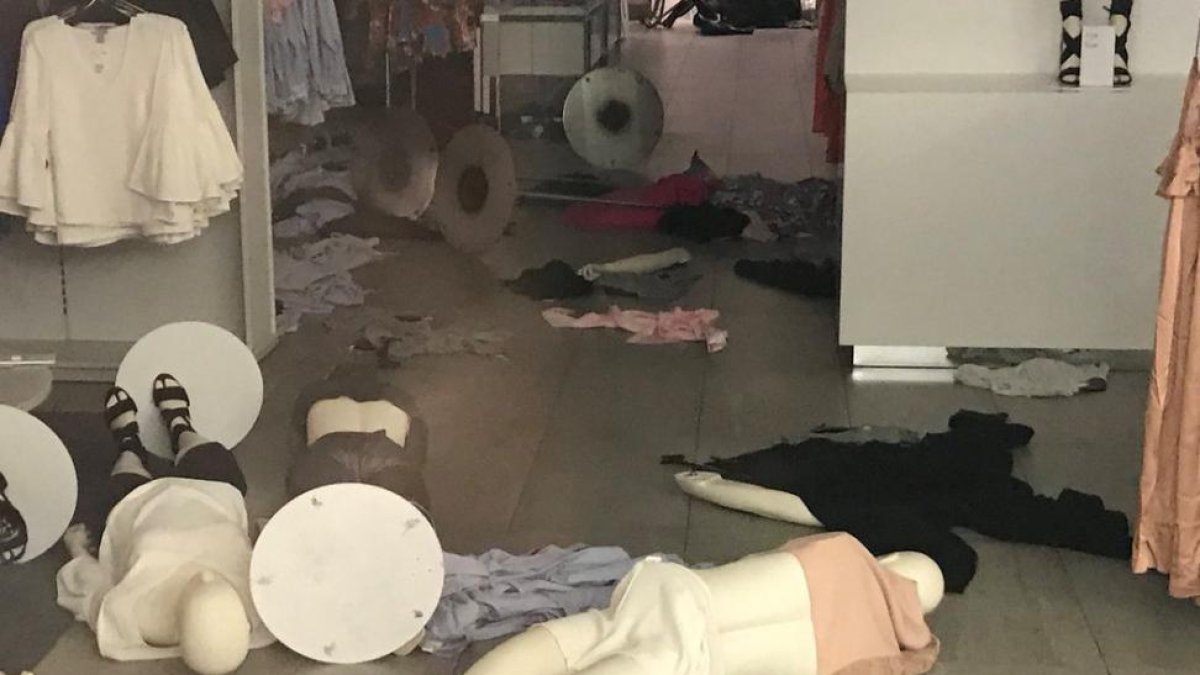 Destrozos en una tienda de H&M en Sandton, en Sudáfrica, tras las protestas del sábado.-REUTERS