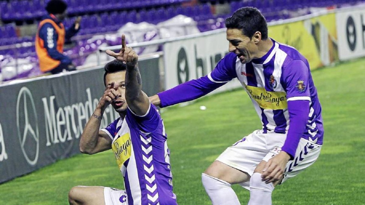 Óscar, que cerró el marcador, felicita a Hernán Pérez, autor del 2-0-J.M.Lostau