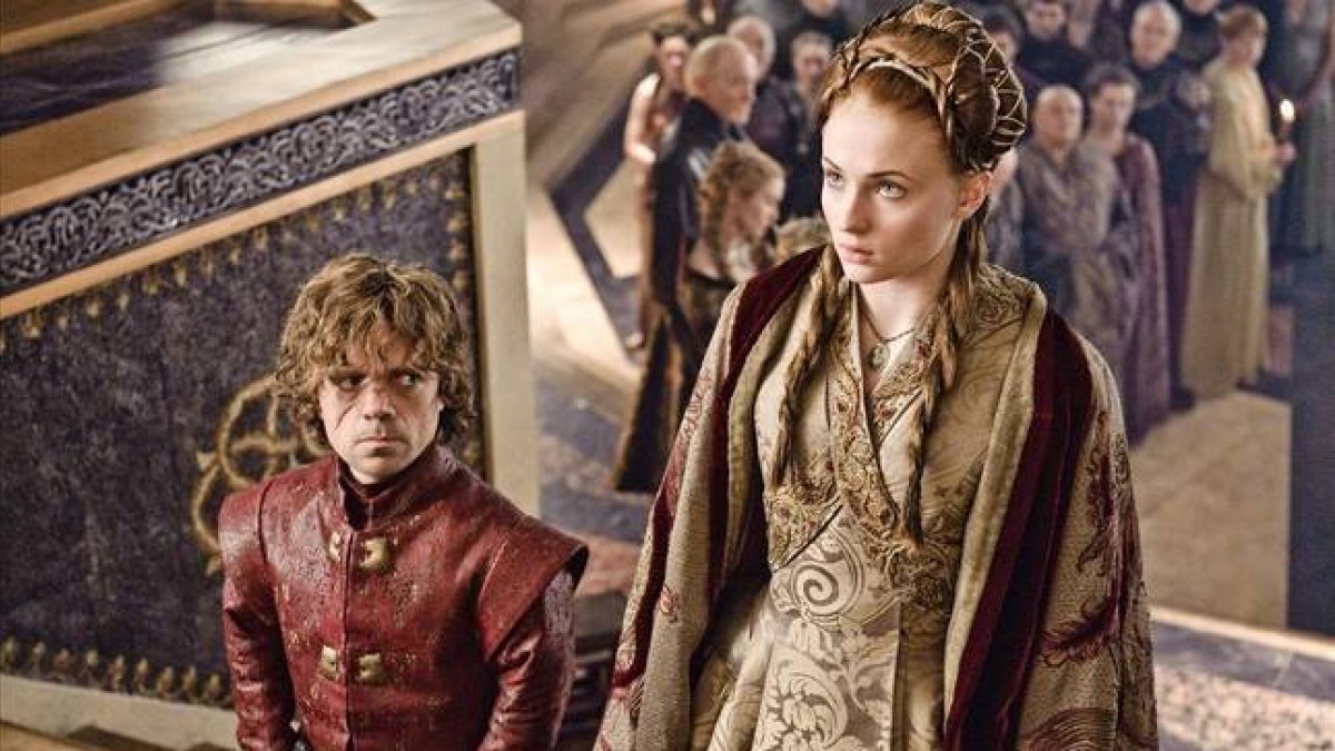 Los actores Peter Dinklage y Sophie Turner, en la serie de la HBO 'Juego de tronos'.-Foto: AP / HBO / HELEN SLOAN