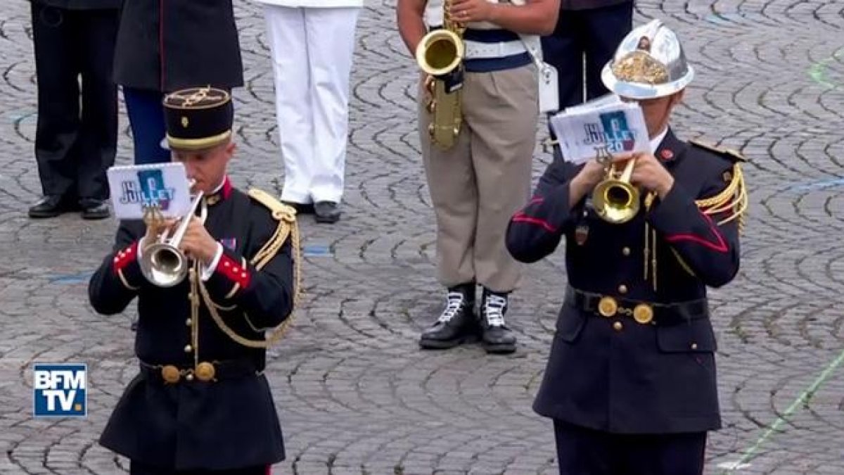 La banda del ejército francés interpreta temas de Daft Punk el 14 de julio.-