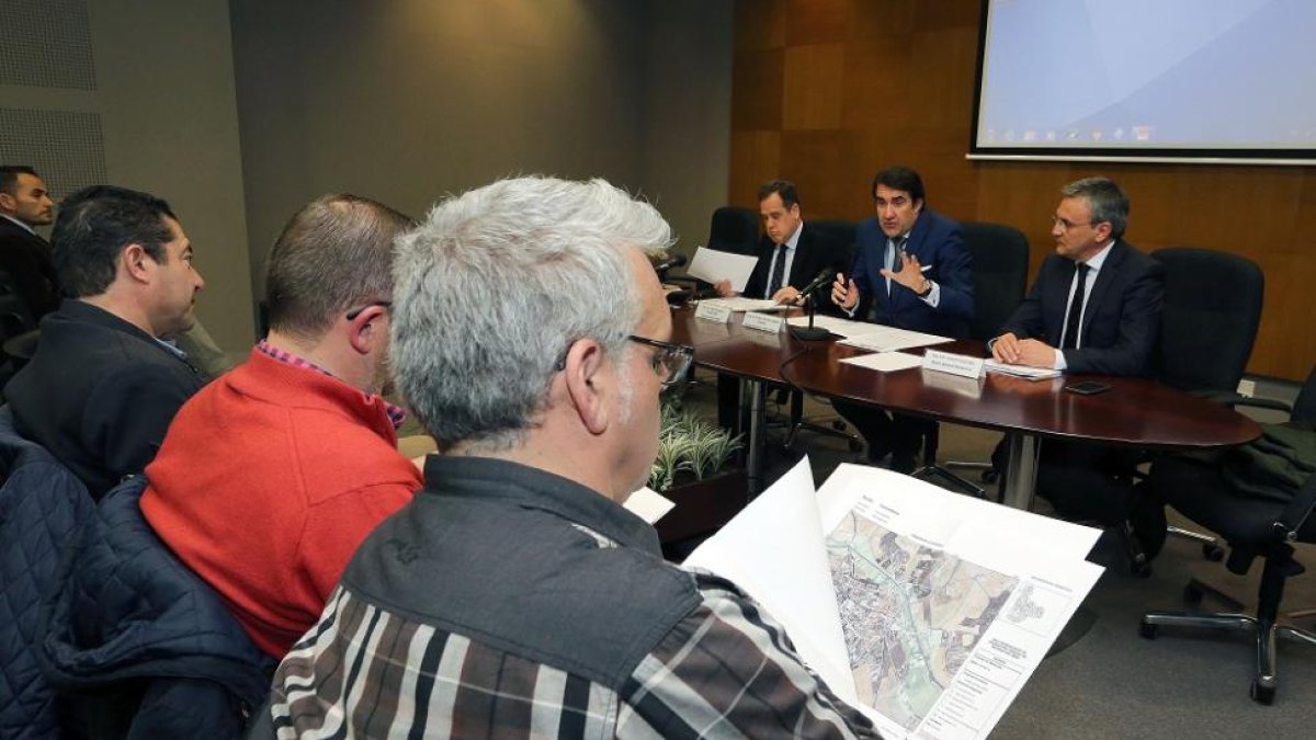 El consejero de Fomento y Medio Ambiente, Juan Carlos Suárez-Quiñones, presenta las guías de respuesta ante el riesgo de inundaciones de la provincia de Valladolid-ICAL