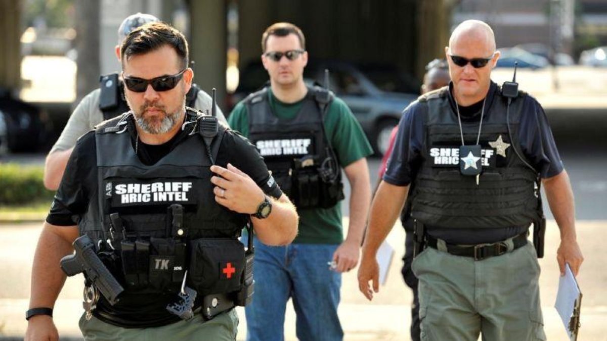 Agentes de policía llegan a la escena de un tiroteo en Orlando (Florida, EEUU).-REUETERS / STEVE NESIUS