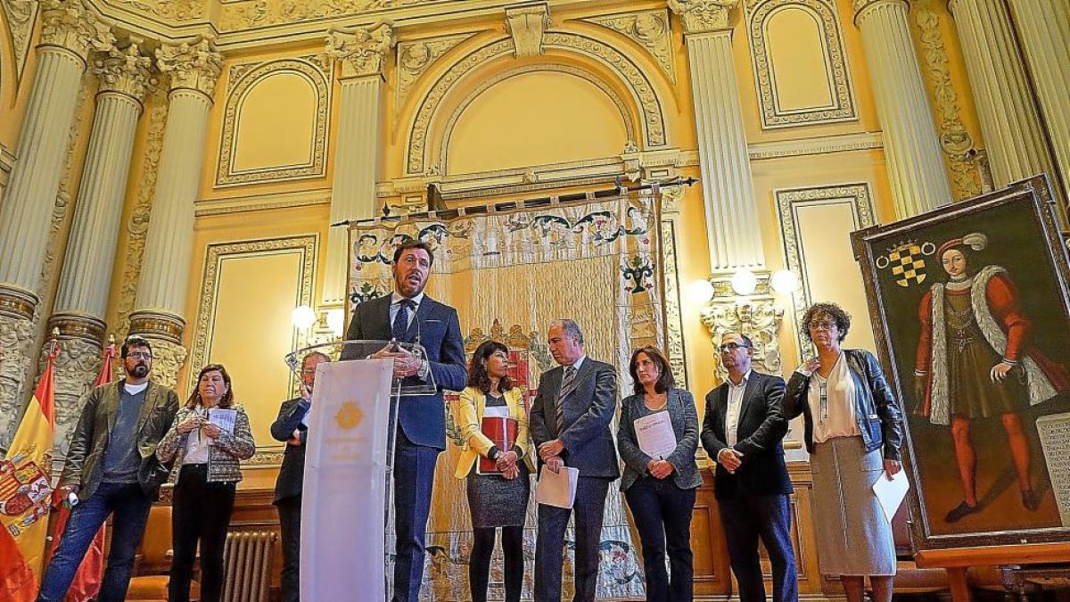 El alcalde y los concejales de área, ayer en la presentacion de los Presupuestos de 2018 en la sala de recepciones del edificio consistorial,-E.M.