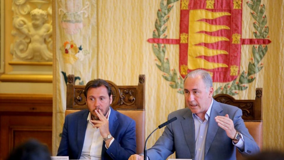 El alcalde de Valladolid, Óscar Puente, y el concejal de Función Pública y Promoción Económica, Antonio Gato, presentan el Plan de Empleo 2016.-ICAL