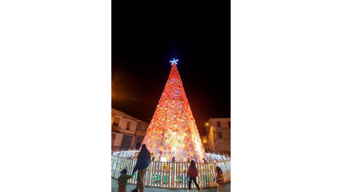 Árbol de navidad tejido a ganchillo en la plaza de Villoria de Órbigo, siendo el más grande en esta categoría. / LA POSADA