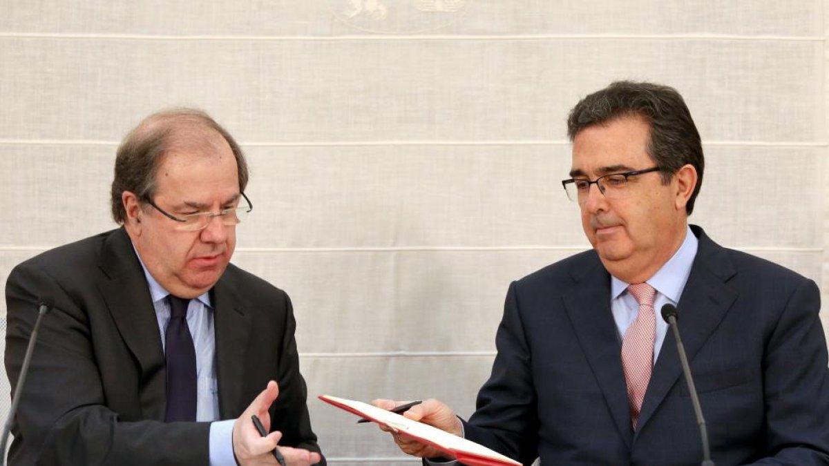 El presidente de la Junta de Castilla y León, Juan Vicente Herrera, y el vicepresidente de la Fundación Amancio Ortega Gaona, José Arnau, durante la firma del convenio de colaboración en Sanidad.-ICAL