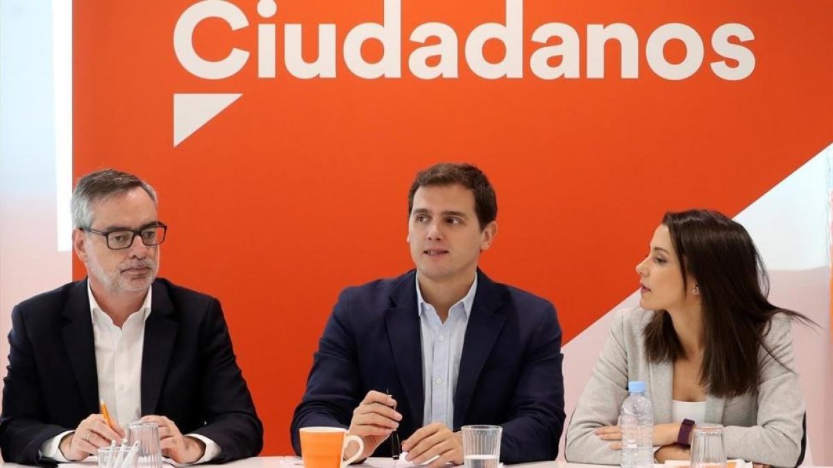 Albert Rivera, entre José Manuel Villegas e Inés Arrimadas, en la reunión de la ejecutiva del partido.-/ BALLESTEROS (EFE)