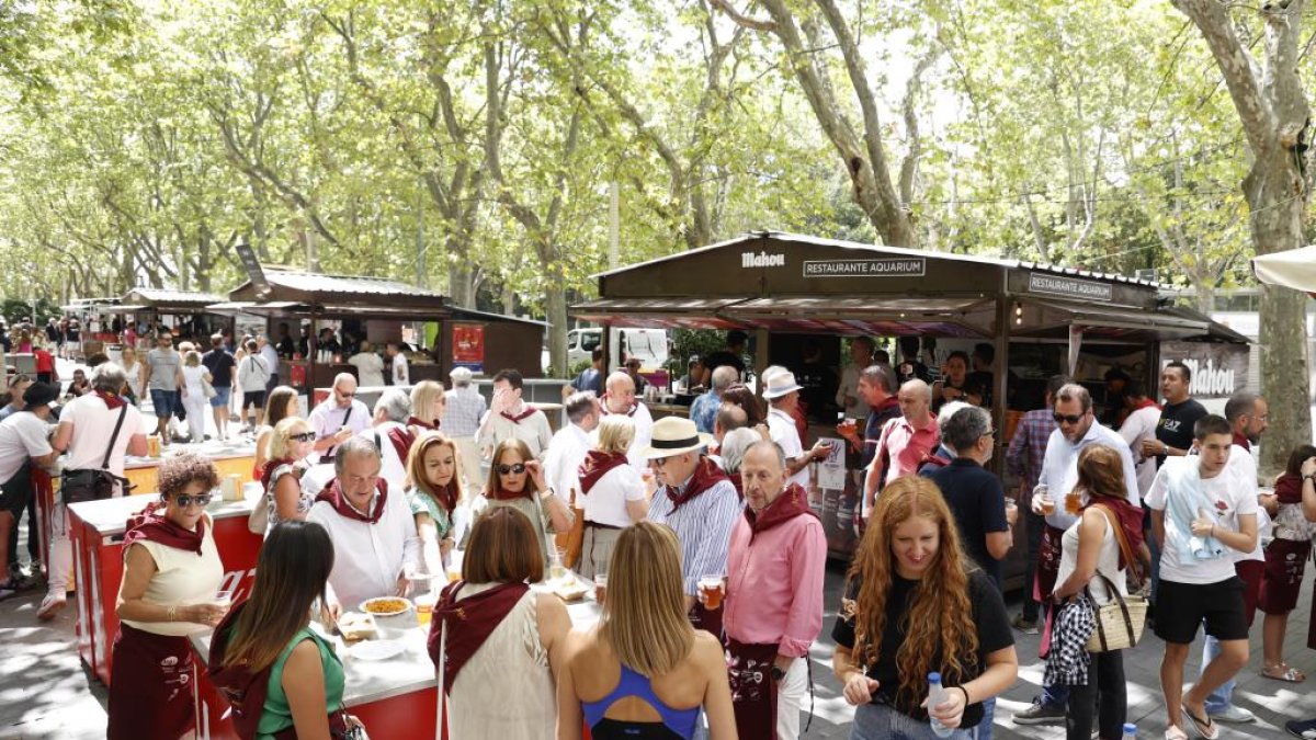 El inicio de la Feria de Día hizo que los vallisoletanos salieran a las calles para disfrutar de los pinchos y bebidas de las 72 casetas