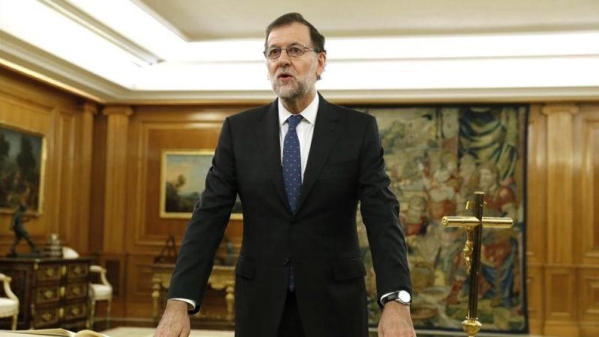 Rajoy, frente a un crucifijo, durante su toma de posesión como presidente, el pasado 31 de octubre en el palacio de la Zarzuela.-POOL / EFE