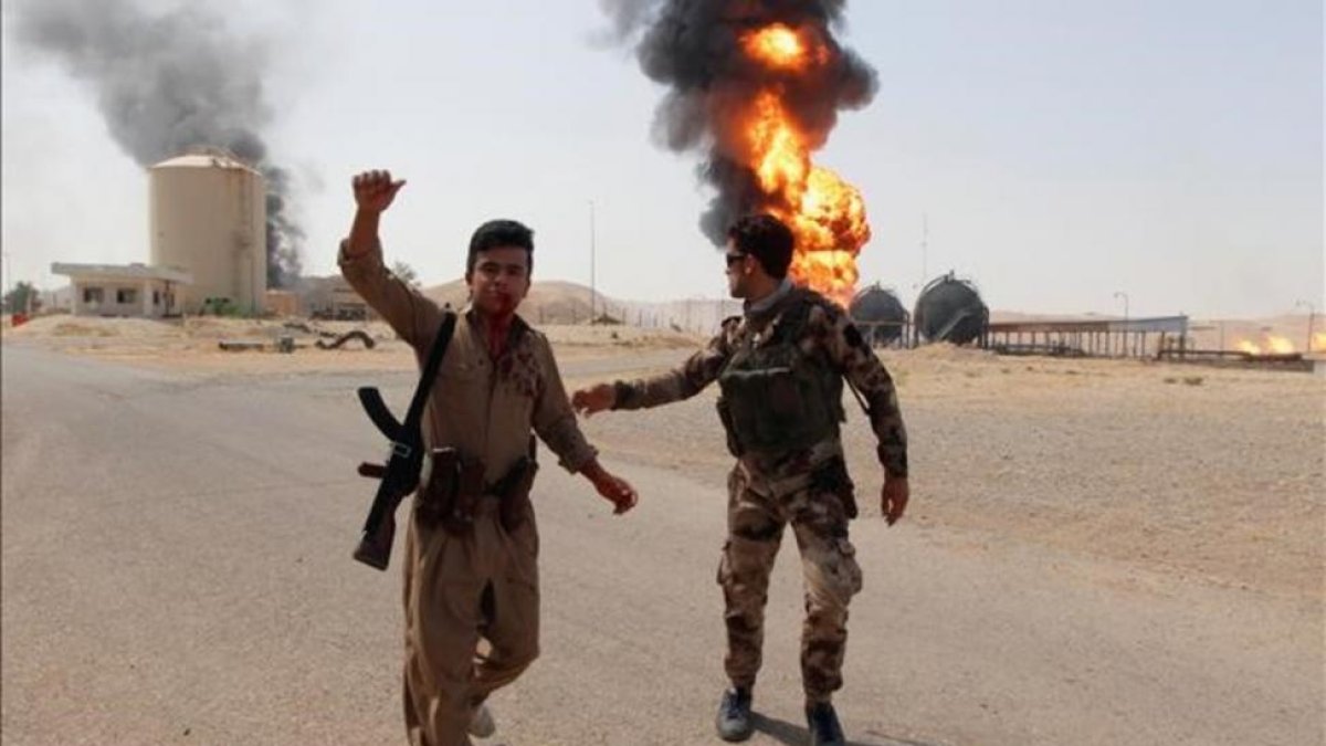 Los civiles intentan llegar a las zonas controladas por los Peshmerga kurdos. En la imagen dos de sus combatientes cerca de Kirkuk.-REUTERS / AKO RASHEED