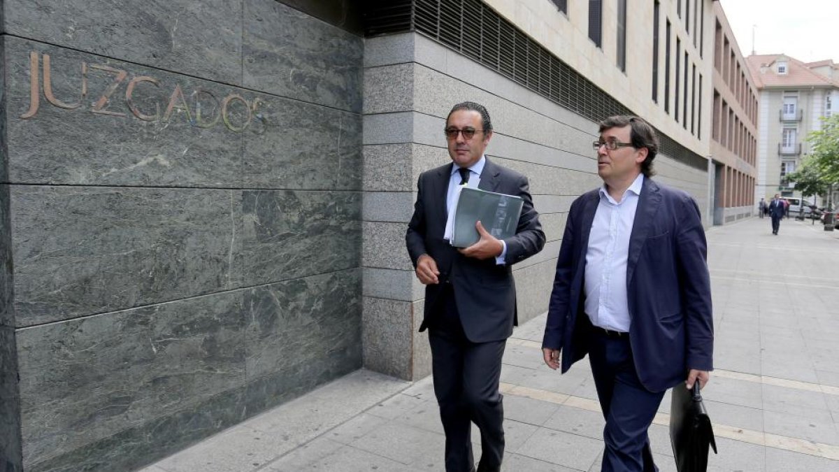 El exviceconsejero de Economía Rafael Delgado asistiendo a su comparecencia.-ICAL