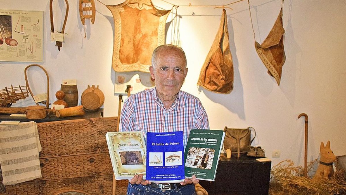 Ramón Gutiérrez, con tres de sus libros en el museo local de Prioro, que recoge documentos, objetos y fotografías de los pastores trashumantes del municipio leonés.-ARGICOMUNICACIÓN