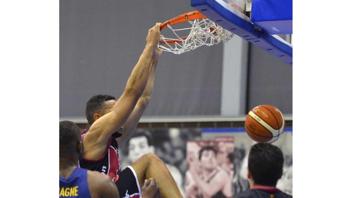 Jito Kok machaca la canasta ante la mirada de Atoumane Diagné y de Sergio de La Fuente.-PHOTO-DEPORTE
