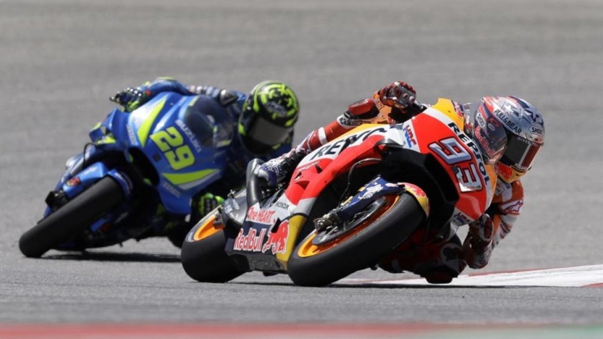 Marc Márquez, seguido por Iannone en los primeros compases de la carrera.-AP