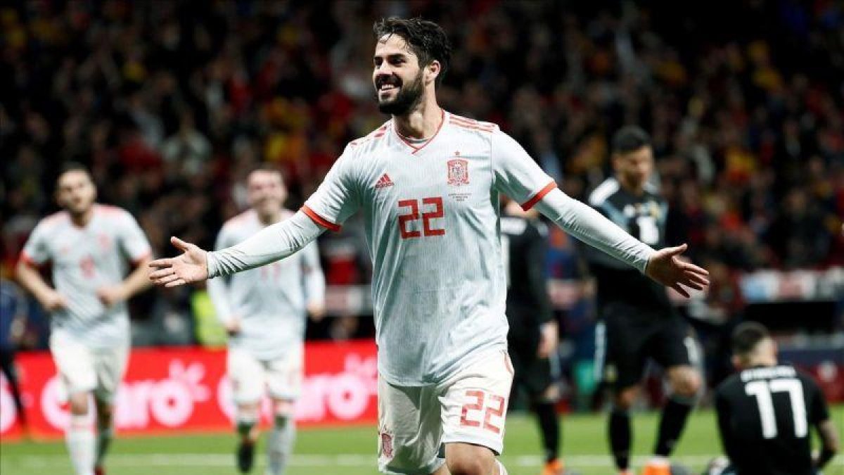 Isco celebra el tercero de los goles que marcó ante Argentina.-MARISCAL / EFE