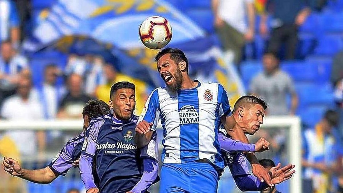 Anuar y Alcaraz, mediocentros ante el Espanyol, saltan junto a Borja Iglesias.-PHOTO-DEPORTE