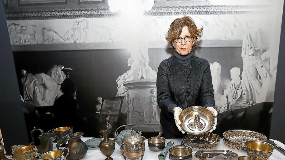 La directora del Museo de Escultura, María Bolaños, exhibe algunas de las piezas.-