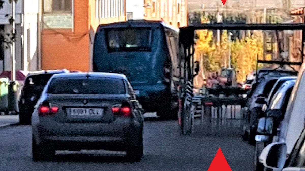 Cuello de botella provocado por la instalación de una terraza en Medina de Rioseco.- E. M.