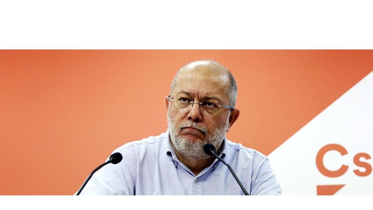 Francisco Igea, en un momento de su comparecencia ante los medios en la sede deCiudadanos de la céntrica calle Santiago de la capital vallisoletana.-ICAL