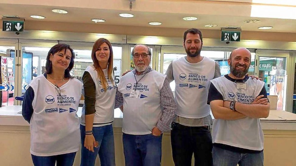Voluntarios del Banco de Alimentos en el Hipercor de Arroyo.-E. M.