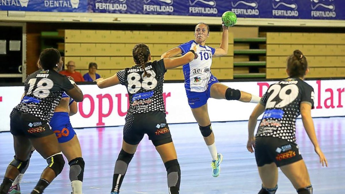María Prieto O’Mullony arma el brazo antes de lanzar a portería.-EL MUNDO