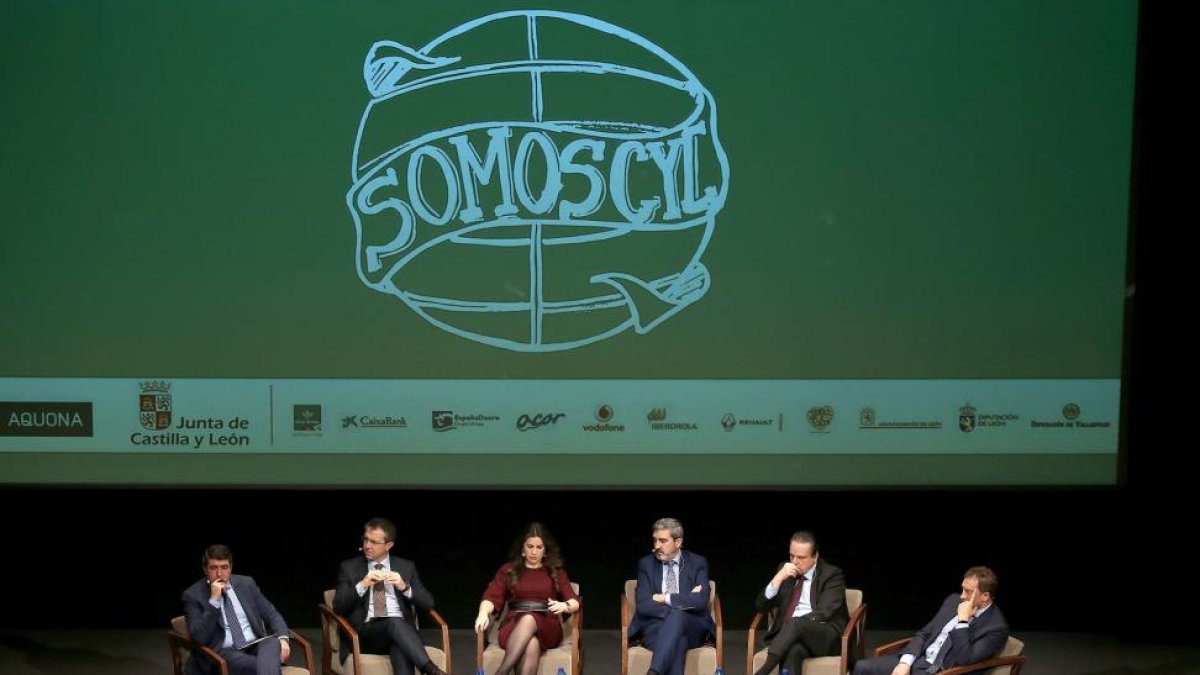 Pablo Lago (El Mundo de Castilla y León); Eduardo Baamonde (Cajamar); Imelda Rodríguez (UEMC); Jesús Presa (Renault); Mario Amilivia (Consejo Consultivo de Castilla y León) y Tomás Castro (Conetic).-ICAL