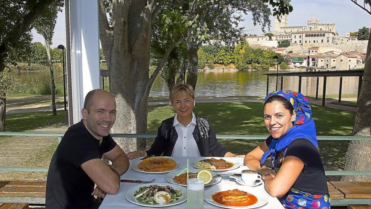 Visi Benéitez (c) acompañada por su hijos Javier y María, sentados junto al Duero-MIRIAM DENEIVA
