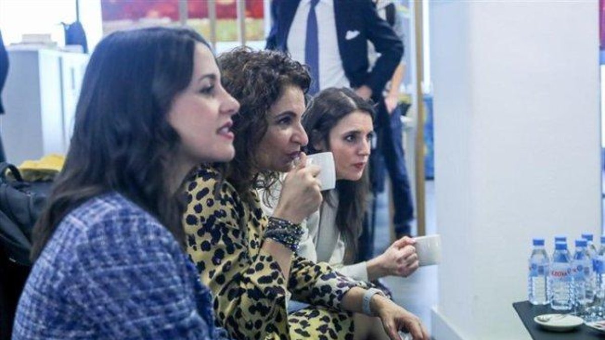 De izquierda a derecha, la cabeza de lista de Ciudadanos al Congreso por Barcelona, Inés Arrimadas; la número uno del PSOE al Congreso por Sevilla, María Jesús Montero; y la número dos de Unidas Podemos al Congreso por Madrid, Irene Montero.-RICARDO RUBIO