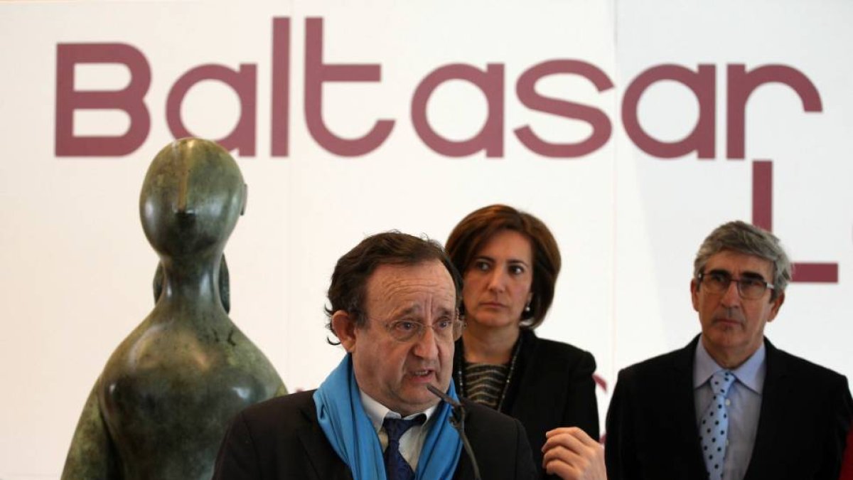 La presidenta de las Cortes, María Josefa García Cirac, y el comisario de la exposición, Francisco Somoza, inauguran la exposición de Baltasar Lobo-Ical