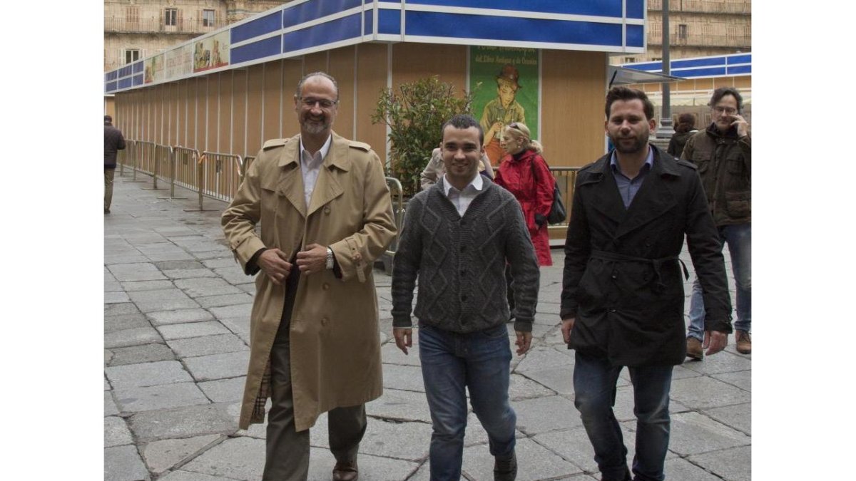 El portavoz de Ciudadanos en las Cortes de Castilla y León, Luis Fuentes (I), junto al candidato de la formación al Congreso de los Diputados por la provincia salmantina (C), Pablo Yáñez y el concejal salmantino Alejandro González, visitan la Feria del Li-ICAL