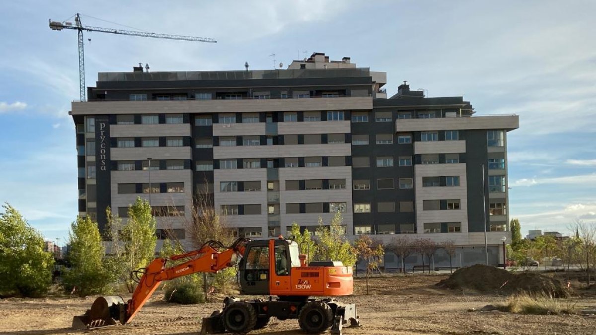 Una máquina trabajando en la 'Ciudad de la Comunicación' de Valladolid. J. M. LOSTAU