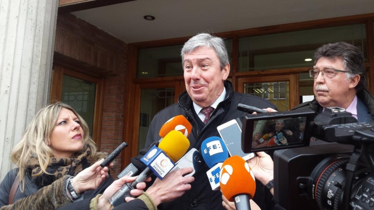 Rafael Uriarte, abogado de Víctor Rodríguez, ayer, a su salida del juzgado.-L.V.