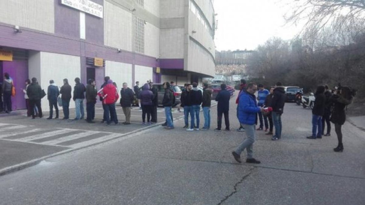 Cola ayer para la venta de entradas del partido de Oviedo.-FEDERACIÓN DE PEÑAS