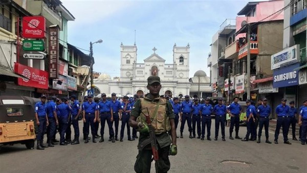 Agentes de policía blindan el acceso a una de las iglesias atacadas en Sri Lanka.-REUTERS