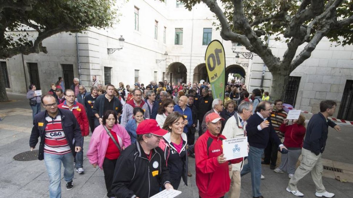 Centenares de personas participan en la XV Marcha Aspanias Burgos-Ical
