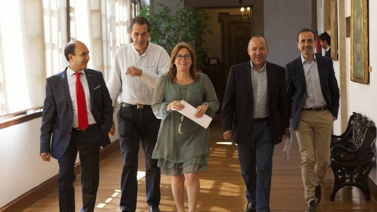 La presidenta de la Diputación de Zamora, María Teresa Martín, informa de la nueva organización del Gobierno provincial.-Ical