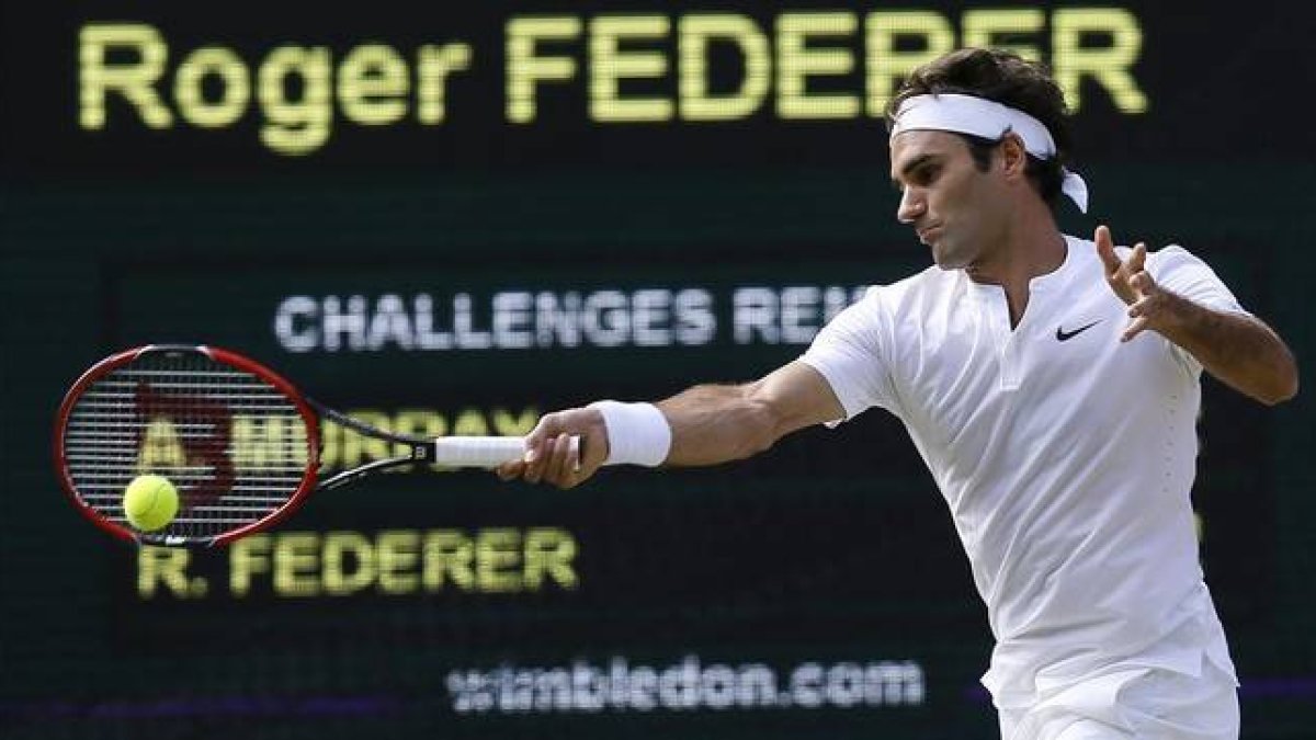 Roger Federer, en una jugada del partido ante Murray.-Foto: AP / KIRSTY WIGGLESWORTH