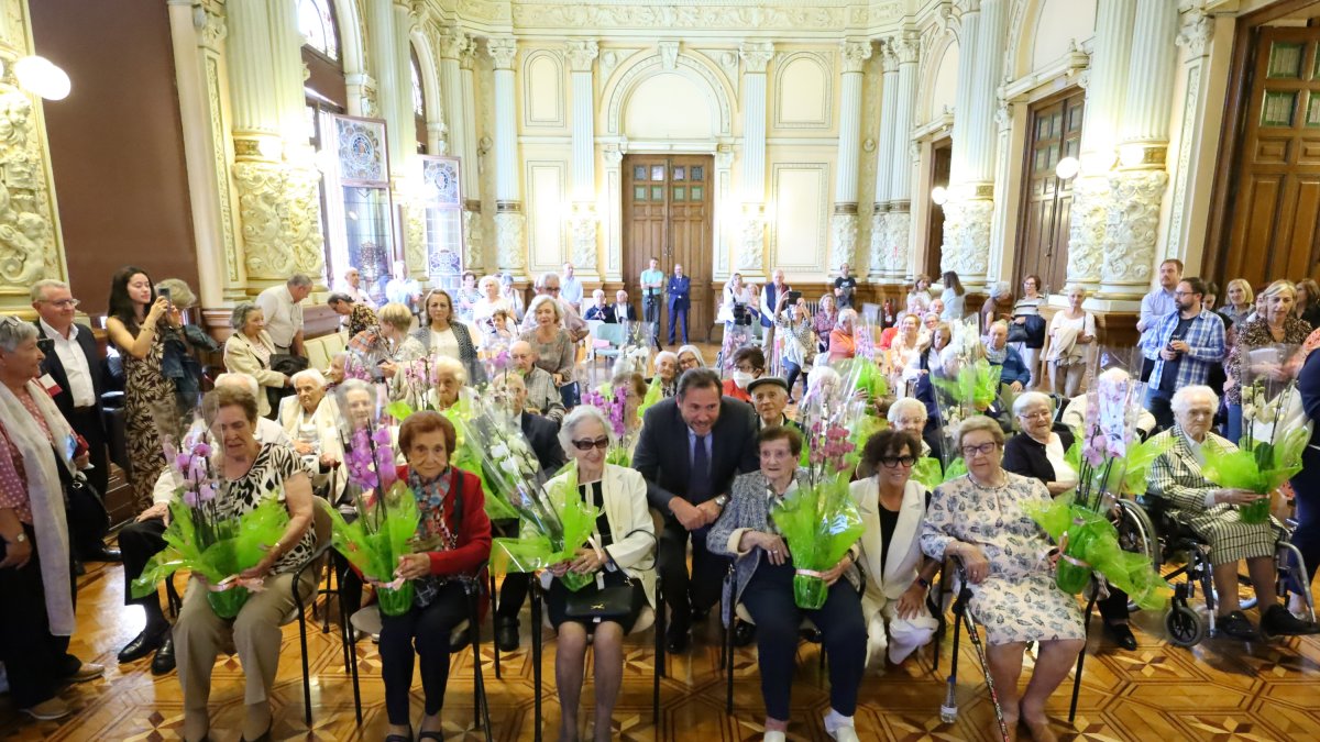 Óscar Puente y Rafaela Romero con las personas de más de 100 años de edad en el Ayuntamiento de Valladolid. E.M.
