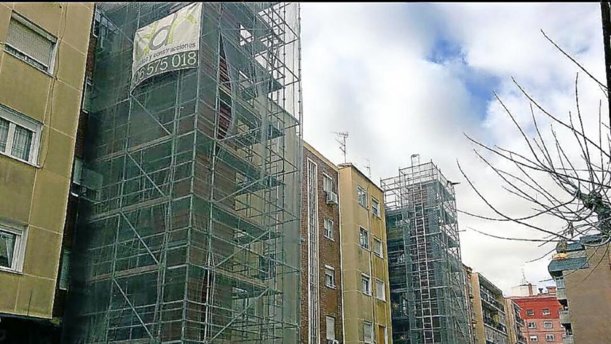 Ascensores exteriores instalados en un edificio de la capital.-E. M.